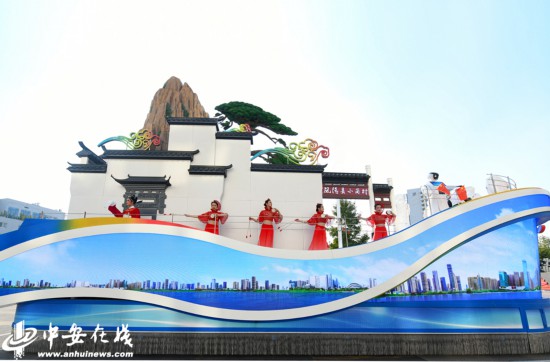“优美安徽”彩车：展现多姿多彩的徽风皖韵，，，，，，，，奏响争当刷新先锋的时代强音